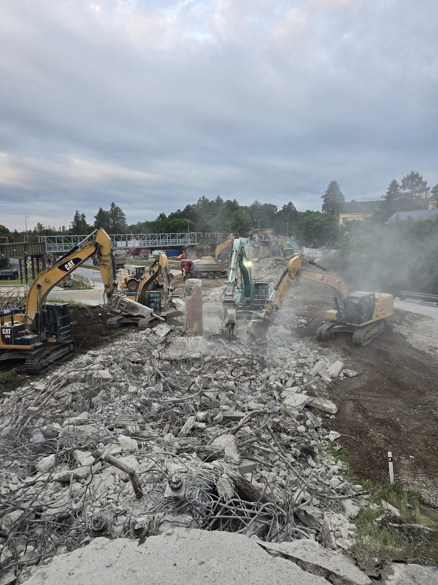       
          Demolice mostu nad dálnicí D4 u Jíloviště 
      