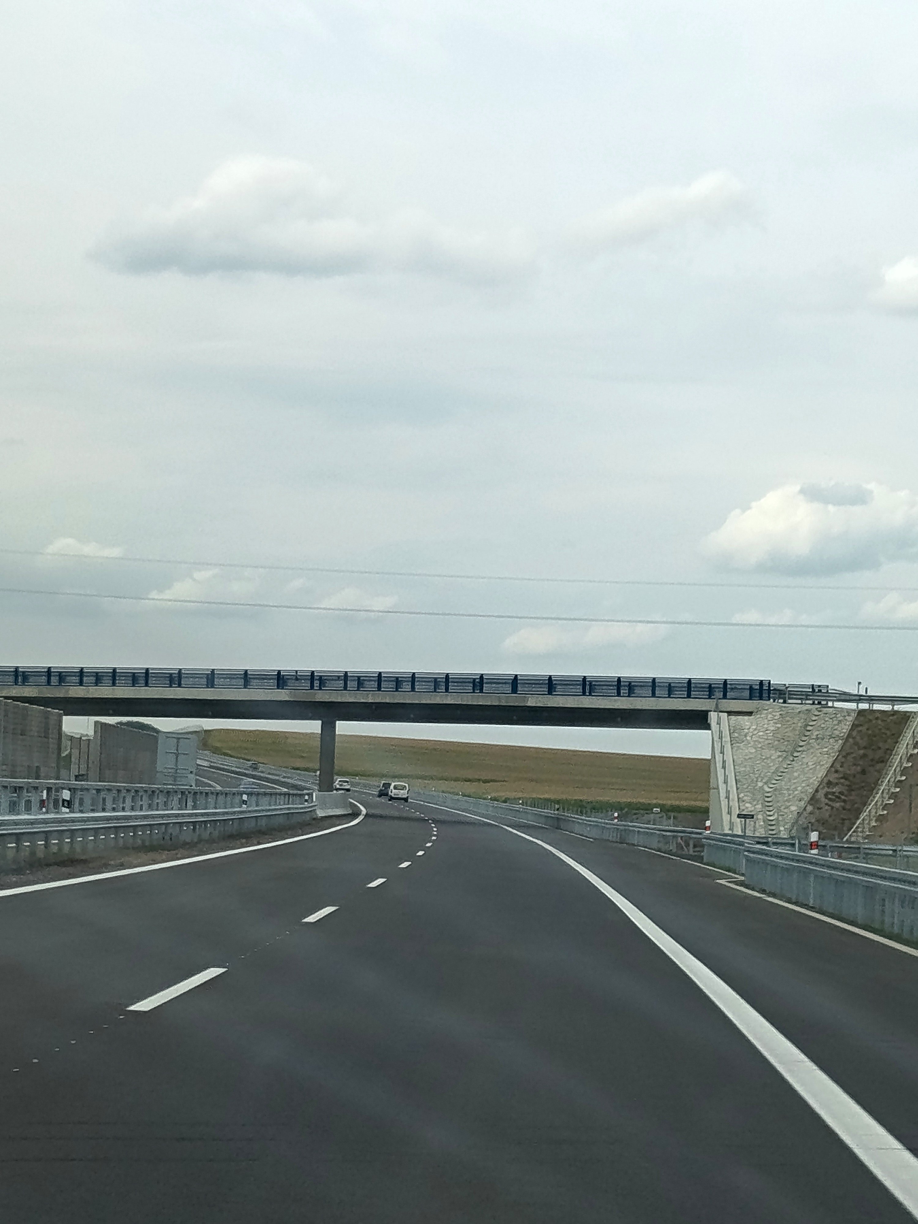       
          Řidiči už mohou využívat nový úsek dálnice D35 Ostrov – Vysoké Mýto
      