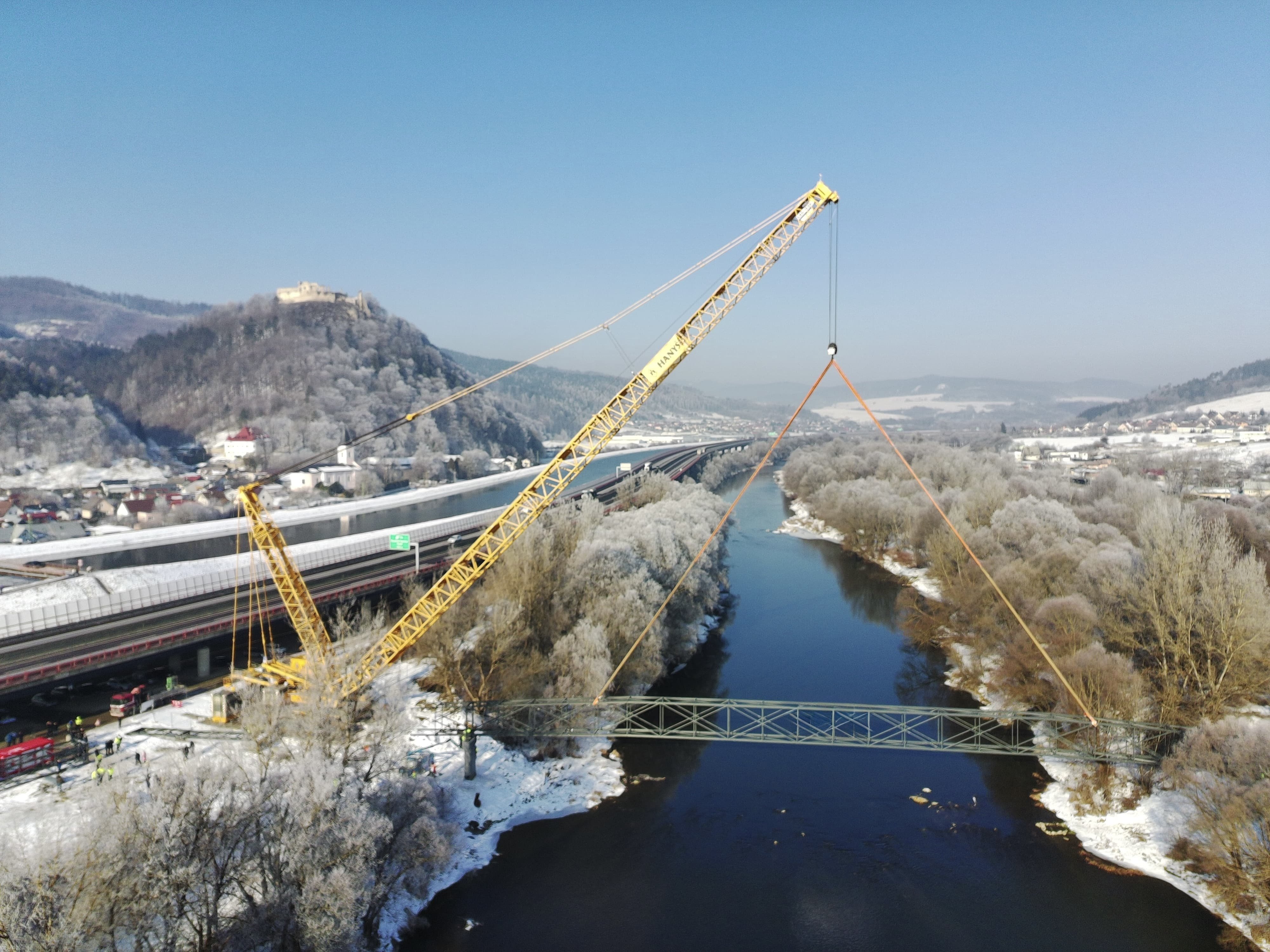 Unikátní instalace nosné ocelové konstrukce lávky přes Váh pod Povážským hradem 